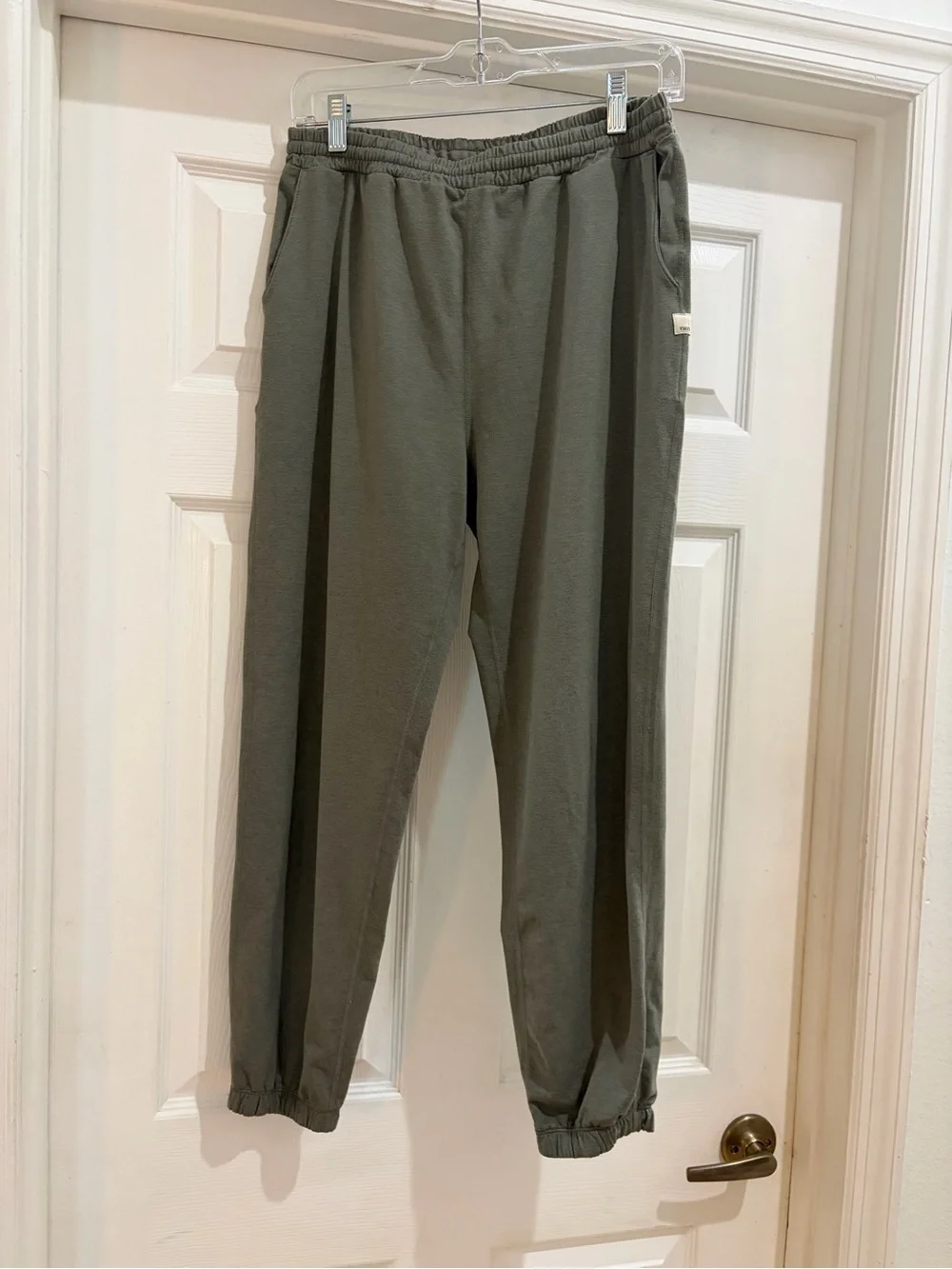 Vuori Performance Jogger Olive Green Sweatpants Women’s Medium